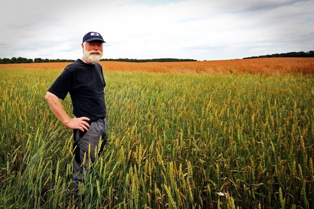 Un vendedor, Mike Gerten, trae productos de su granja de vegetales y los vende en el mercado.